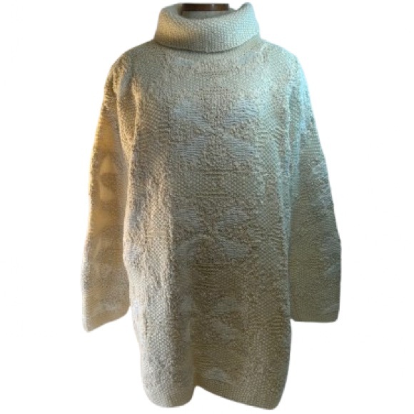 VINTAGE JONES NEW YORK EXCLUSIVE HAND KNIT TURTLE NECK CREAM AND WHITE SWEATER - Picture 1 of 11